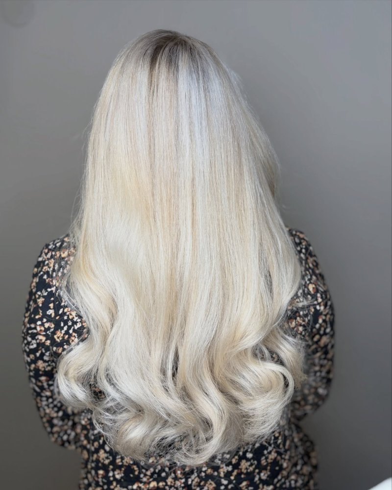 Coloration blond polaire avec brushing à Le Grand-Bornand