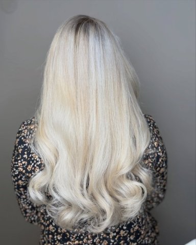 Coloration blond polaire avec brushing à Le Grand-Bornand