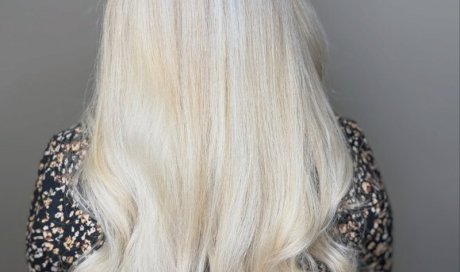 Coloration blond polaire avec brushing à Le Grand-Bornand